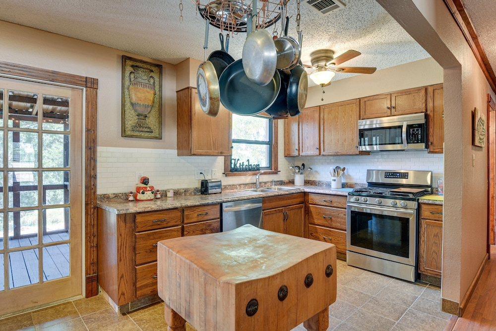 Pet-friendly Texas Home w/ Screened-in Deck view 2
