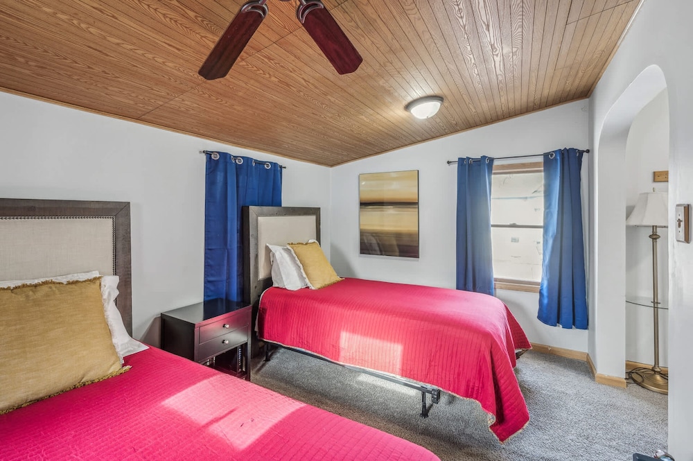 4BR 2BA Home in Charming St Paul - Sleeps 10