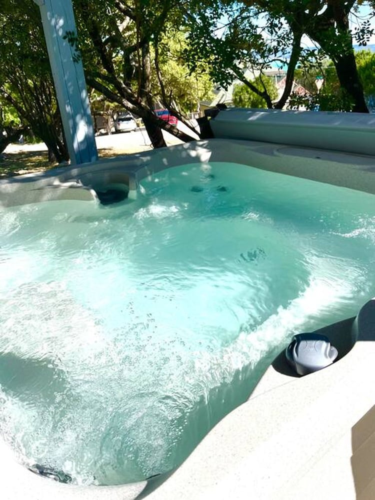 4 2 wow 180 Lake Views hot tub Pickleball Tennis POA Court EV Charger Wheelchair Ramp POA Pool