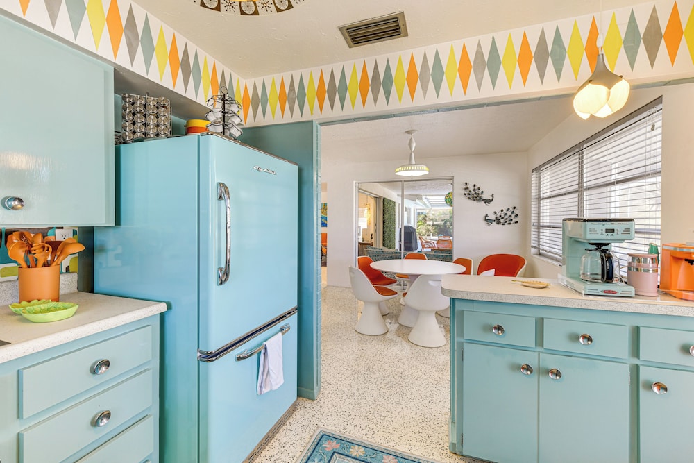 Lanai & Pet Friendly! Retro-chic Sarasota Home!