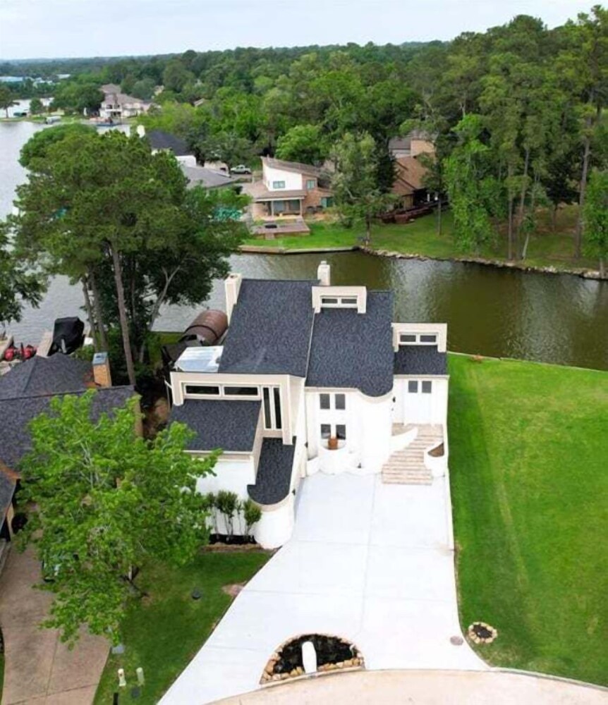 Lakefront Retreat With Private Pool, Hot Tub And Dock 4 Bedroom Home