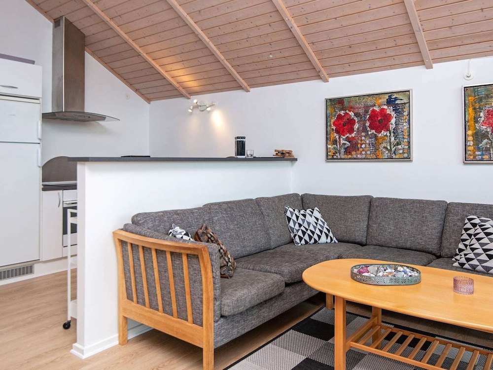 Bright Family Cottage by Kelstrup Beach view 4