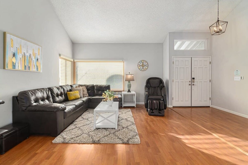 @ Marbella Lane - 4BR Siliconvalley Gempool House
