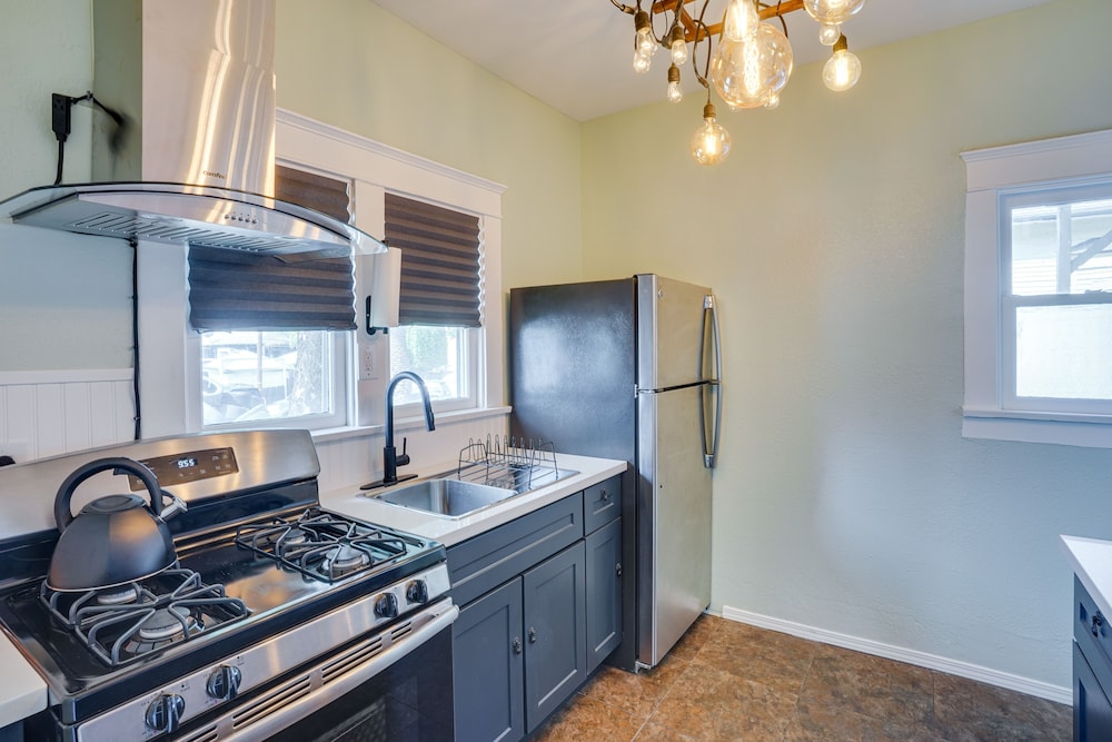 1 Mi to Dtwn! Bright Long Beach Apartment
