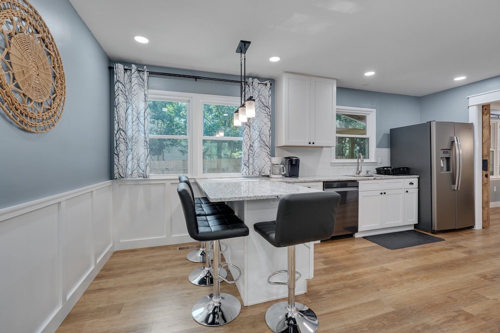 Relaxing Retreat Near North Hills & Downtown 3 Bedroom Home