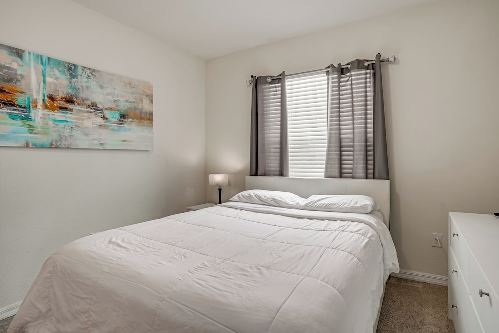 Modern Family Townhome w/ Patio in Riverview!