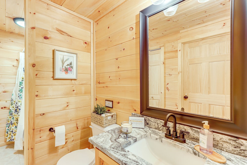 5 Mi to Dtwn Blue Ridge: Spacious Cabin w/ Hot Tub