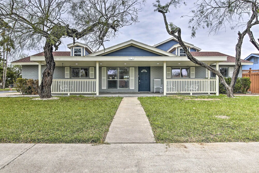 Patio & Grill: Spacious Gem Near Gulf Coast!