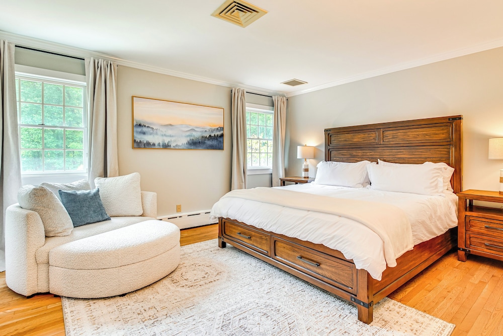 Serene Hudson Valley Escape w/ Pool & Grill