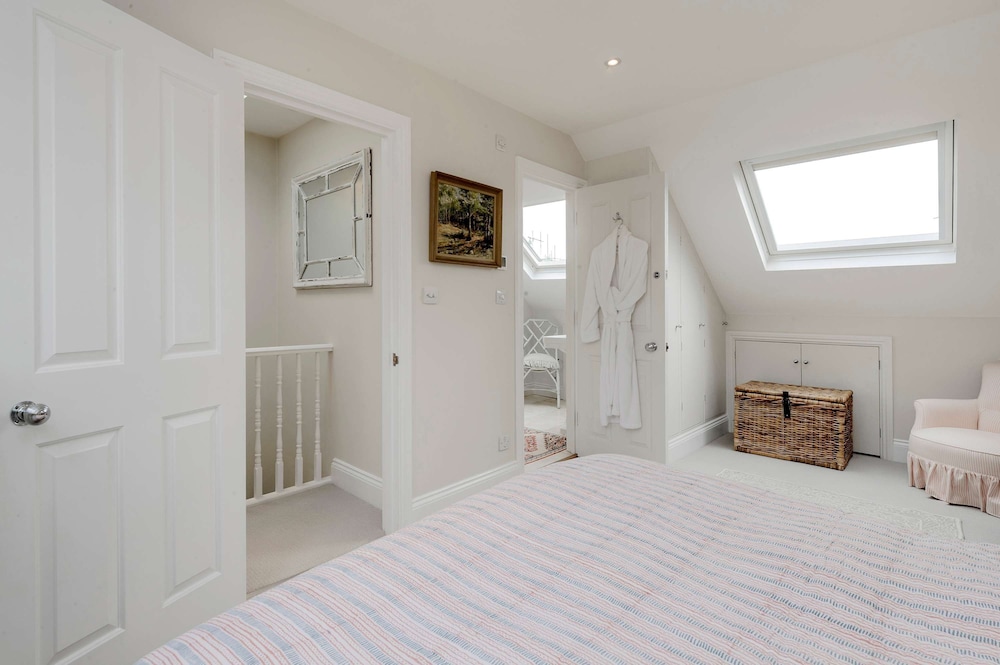 Stunning 4 bed Fulham Home With Garden