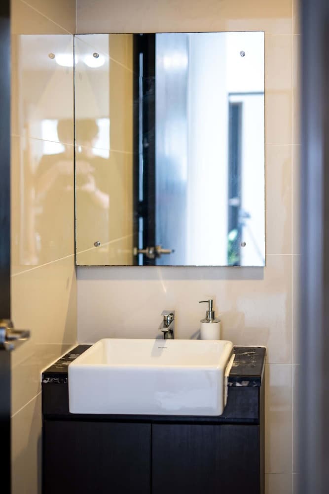 A Stylish 2BR Suite, Water Views, Free Parking