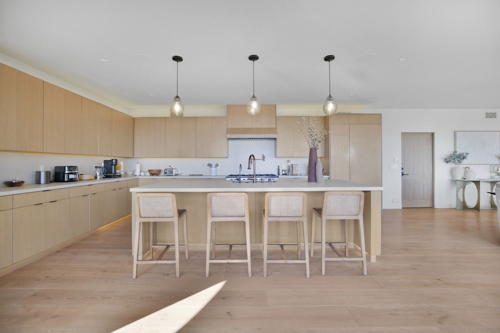 Villa Solea - Mulholland Retreat w/ Pool, Spa & Iconic LA Views