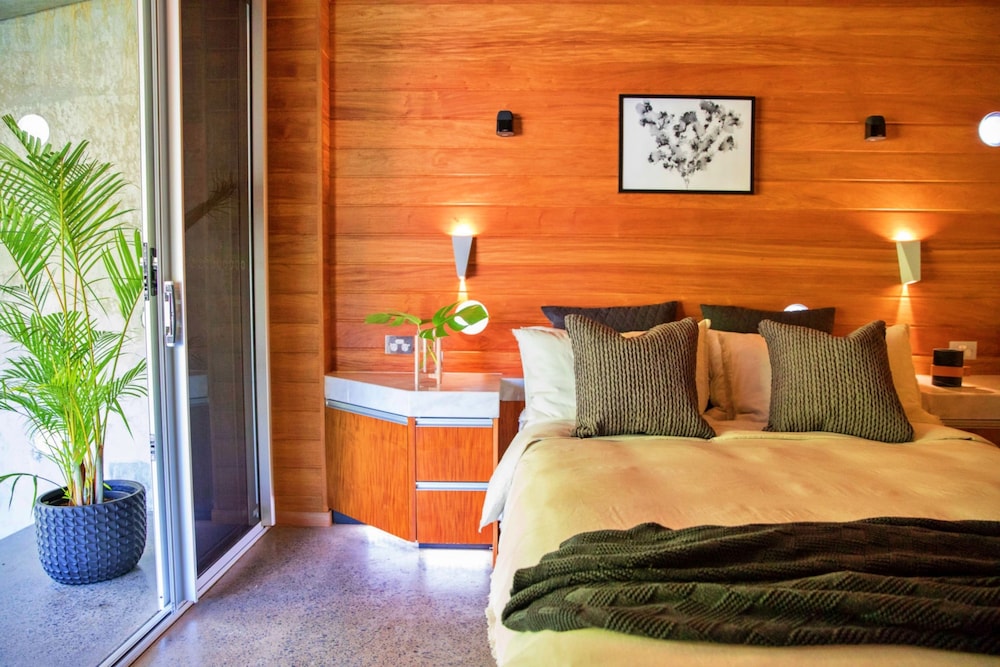 Alkira Award Winning Luxury Holiday Home view 4