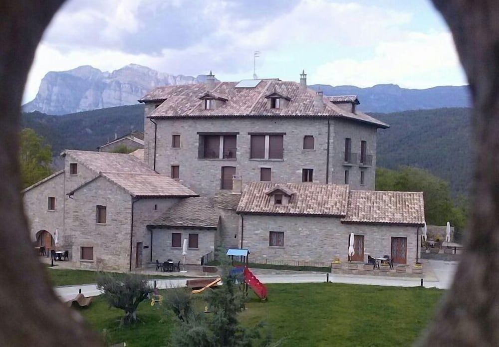 Casas Pirineo Aínsa: Historic Palace & Garden
