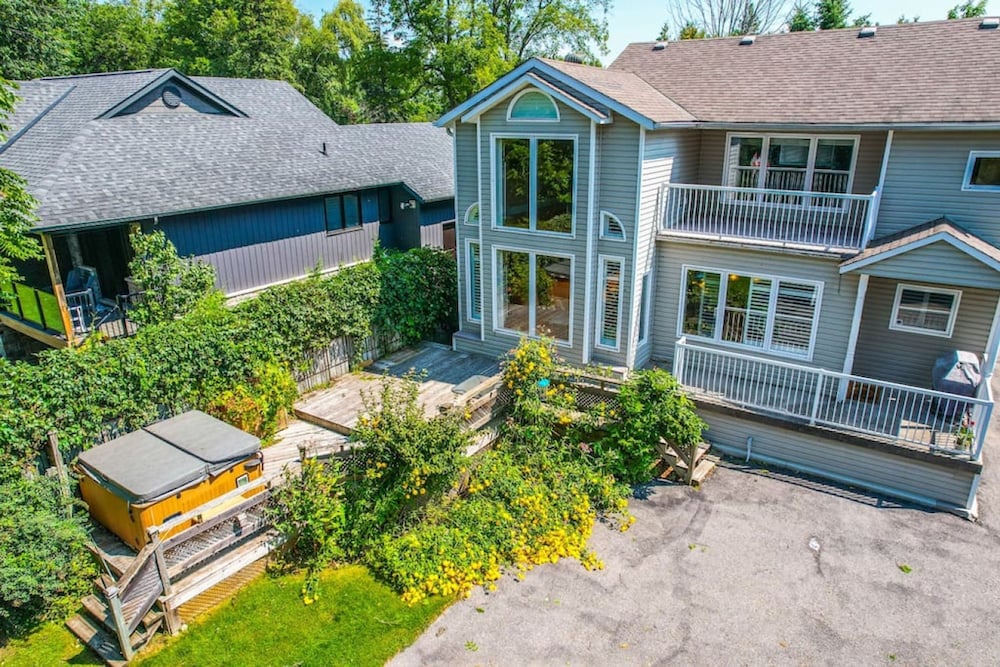 Waterfront 4BR Cottage Boat Deck BBQ