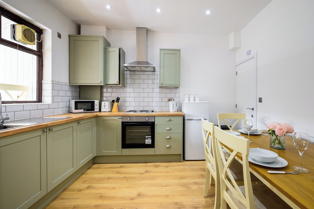 Beautiful 2 Bedroom House in Atherton Free Parking
