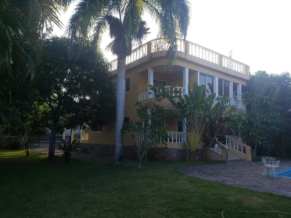 Hotel Villa, 4 Bedrooms, Private Pool, Tropical Garden, Ocean View - Image 1