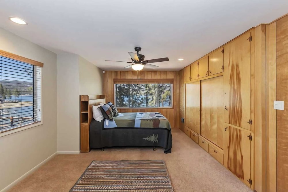 Sleeps 23 2 Homes, Lakefront, Private Dock, Hot Tub, Game Room, Swingset, View