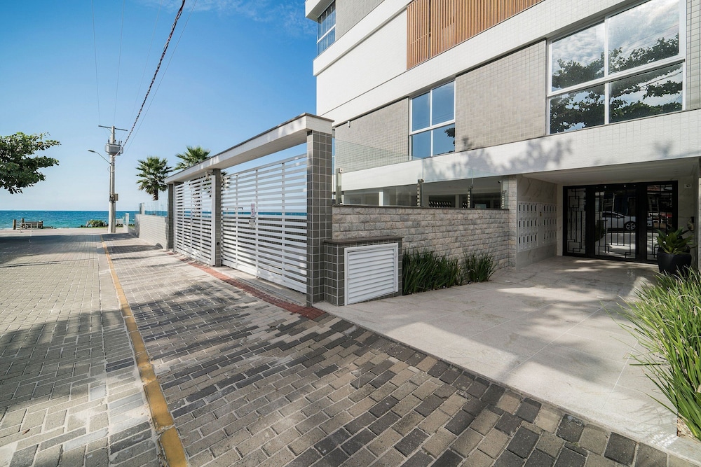 Duplex Alto Padrão Frente Mar c Piscina