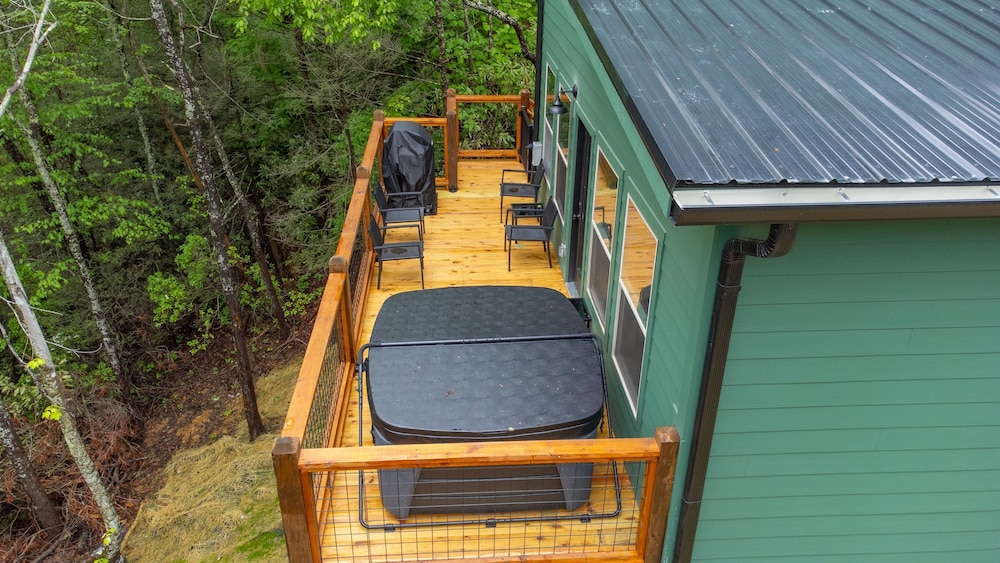 2 Brand New Cabins for Family Retreat