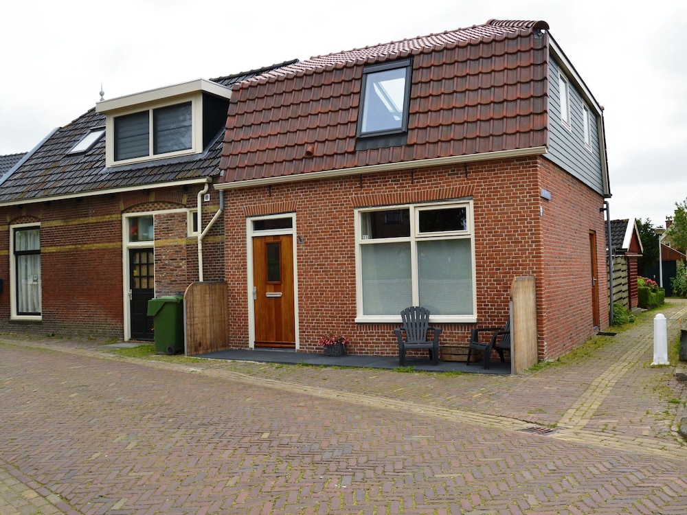 Home With Vinyls, Bikes and Waterways view 4