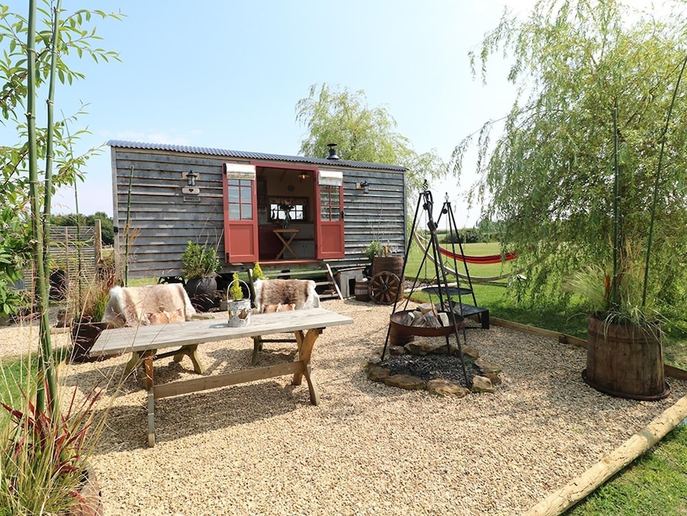 Shepherds Hut-wellnessspa-woodburner- Hottub-wifi