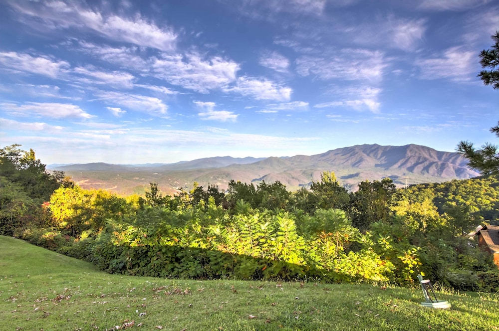 Indoor & Outdoor Pool Access! Condo 3 Mi to Gsmnp