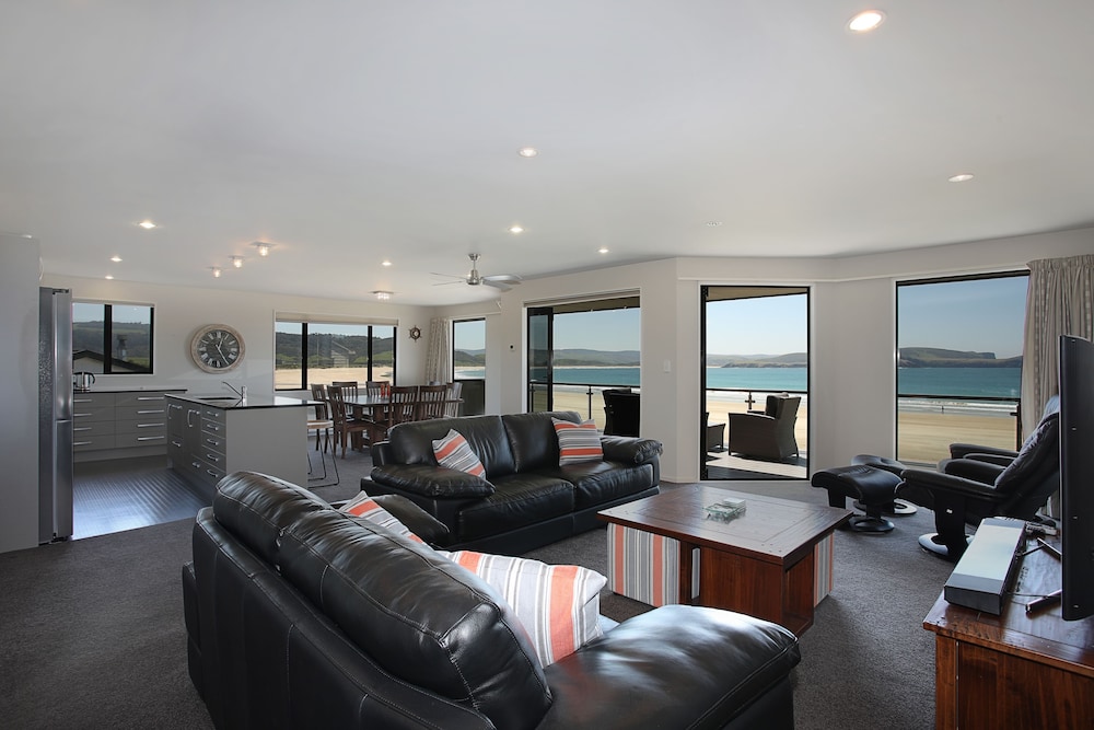 Curio Bay Salt House Motel