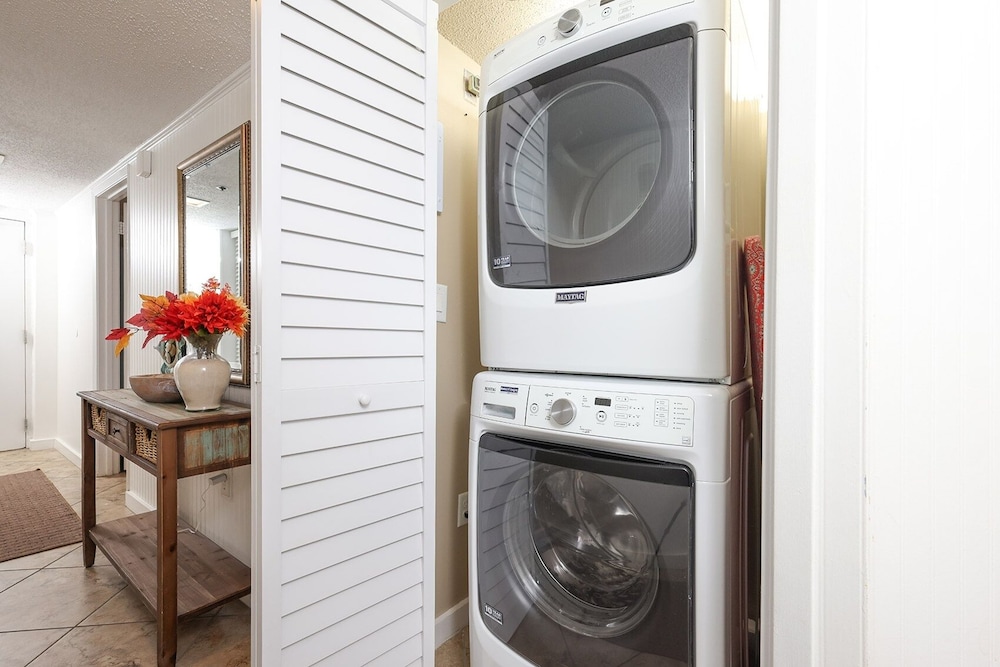 Phoenix East 707 2 Bedroom Condo by Redawning
