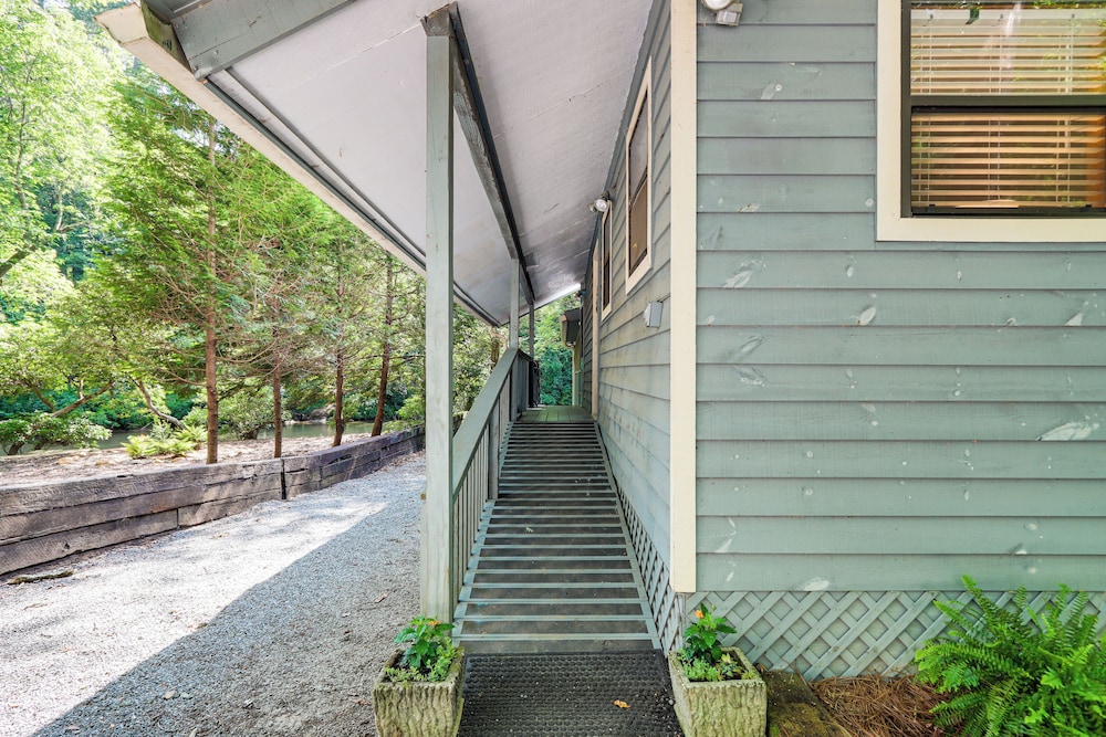 Cartecay River Retreat w/ Yard & Screened Porch!