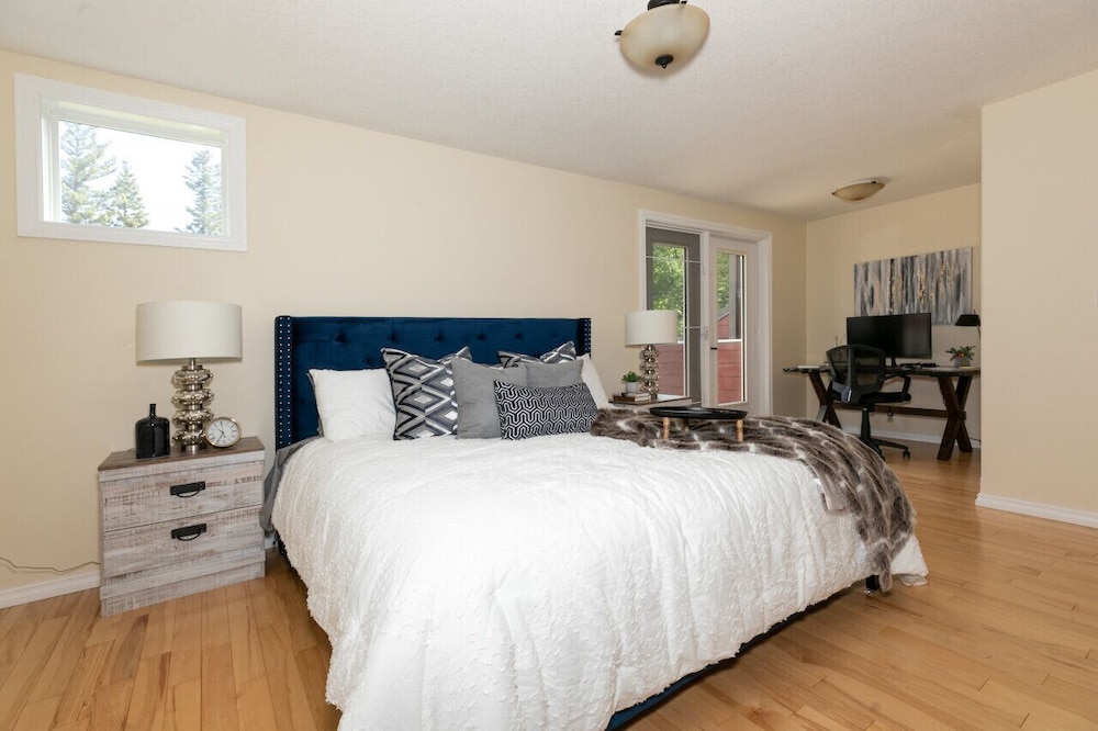 LUXURIOUS 5-Br Acreage | Year-Round Heated Pool & HotTub | Mtn View | Pool Table view 2