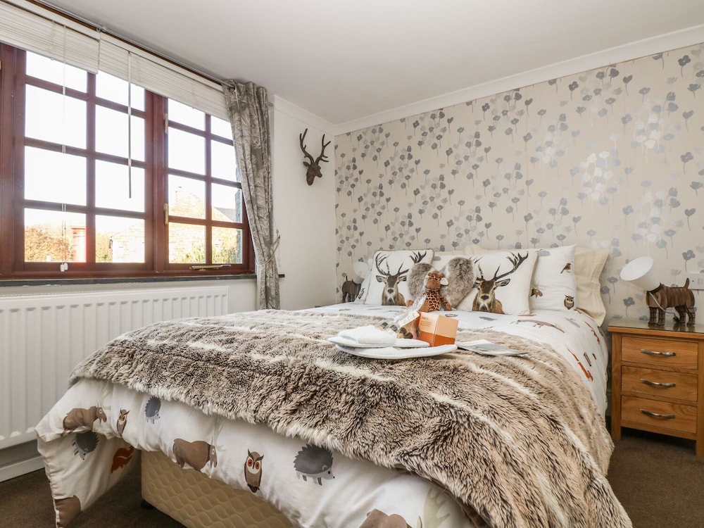 Phoenix Cottage view 3