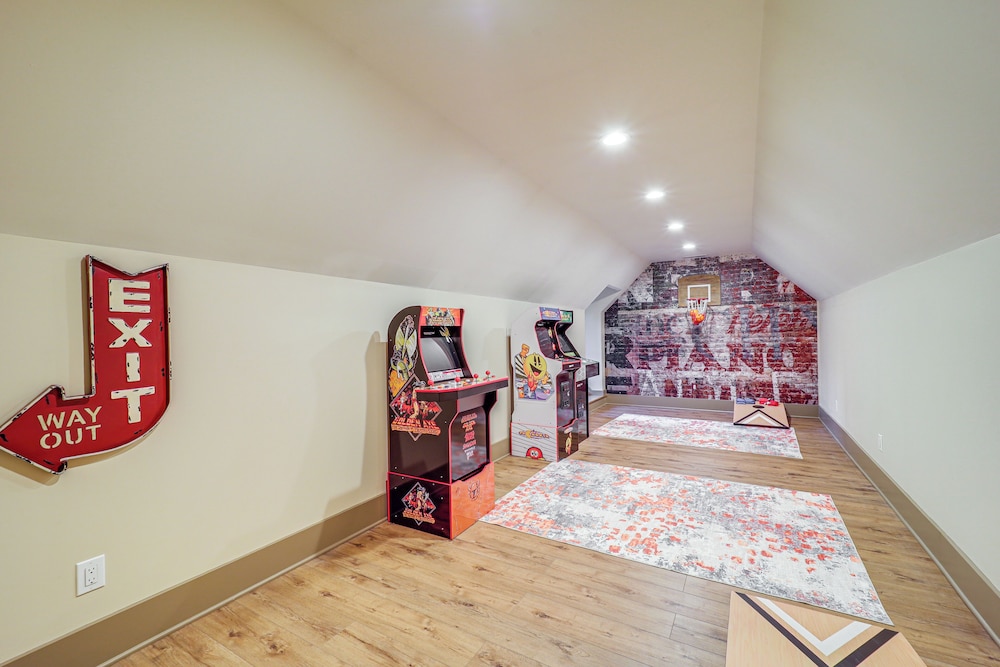 2 Mi to Beech Mtn Resort! 8,000-sq-ft Luxe Escape