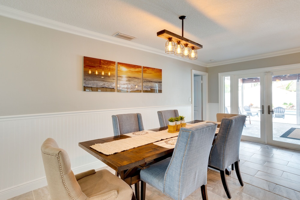 Tropical Florida Abode w/ Pool  Screened-in Patio - Property Image 7