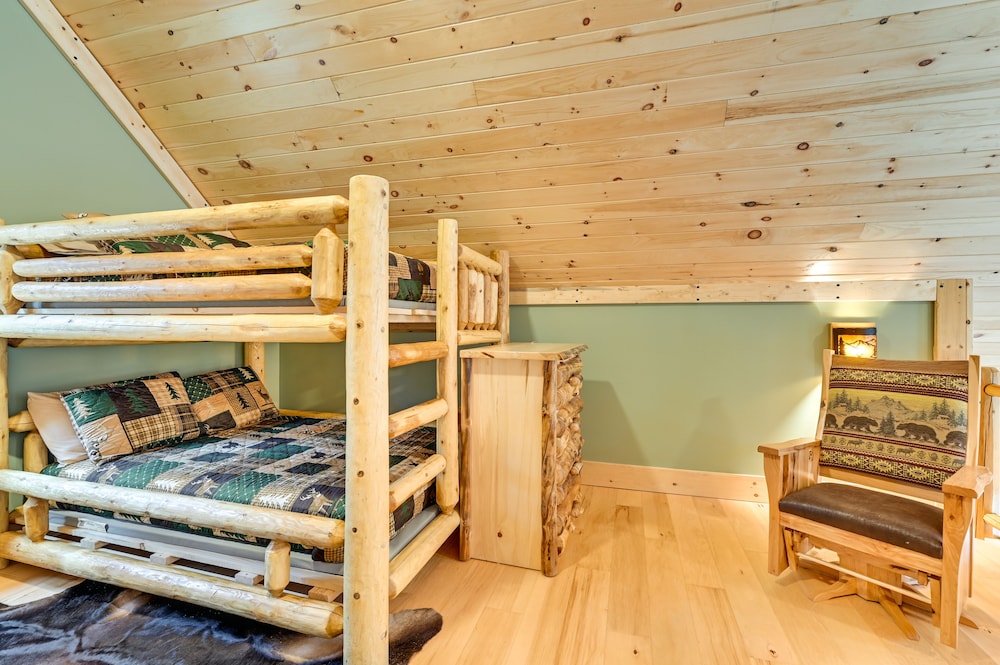 Modern Cabin w/ Hot Tub & Sacandaga Lake Access! view 4