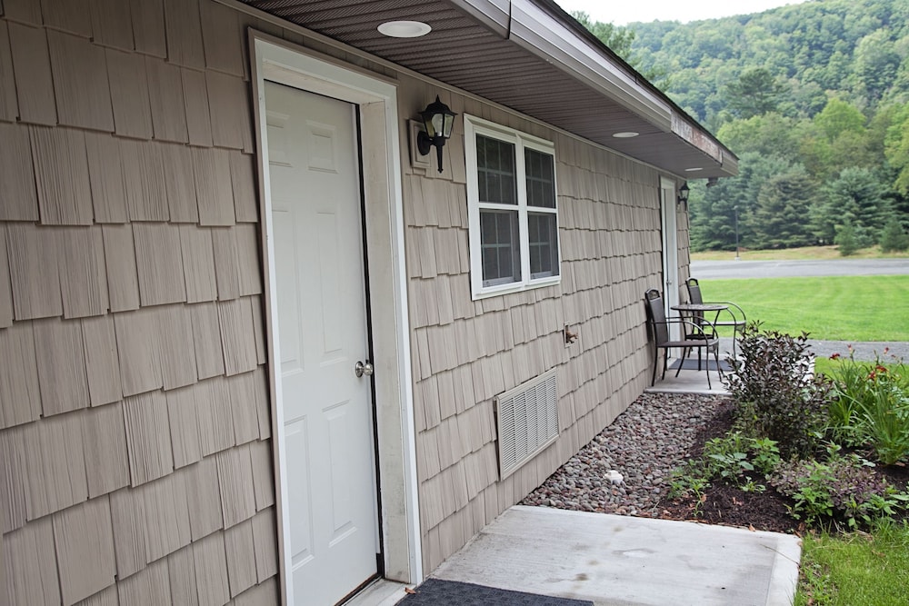 Blue Hill Lodge