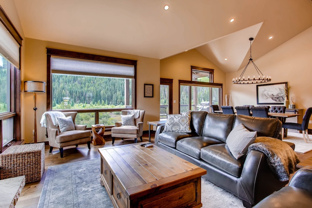 New 3bdr Luxury /sleeps 10 W Fireplace & Mountain Views 3 Bedroom Townhouse by RedAwning