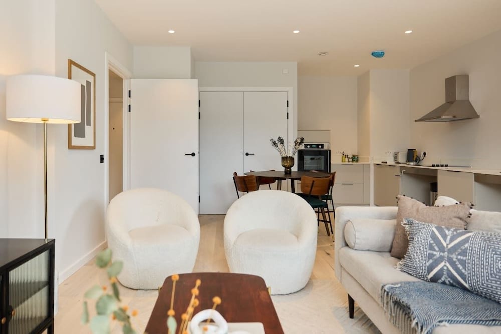 The Brondesbury Escape - Cosy 1bdr Flat With Balcony + Parking