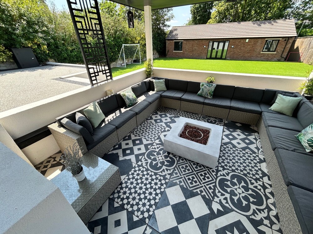 5 Bed Villa-sleeps 10-hot Tub-bar & Pool Table