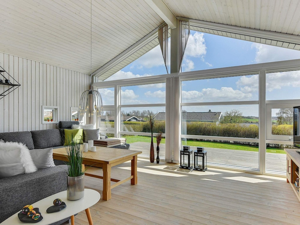 Spacious Retreat With Fjord View - By Traum Ferienwohnungen view 4