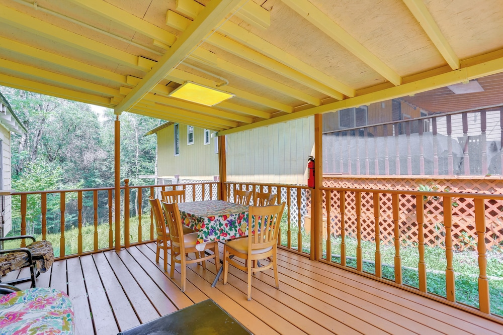 5 Mi to Swinging Bridge Reservoir: Cabin w/ Porch!