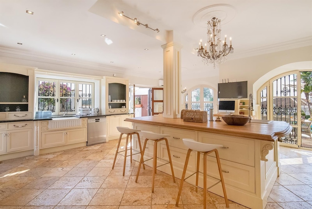 Super Villa Near Beach with Heated Pool - Image 4