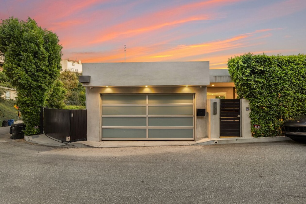 Sunset Heights - Elegant Modern Villa With Beautiful Views in the Hills - Image 3
