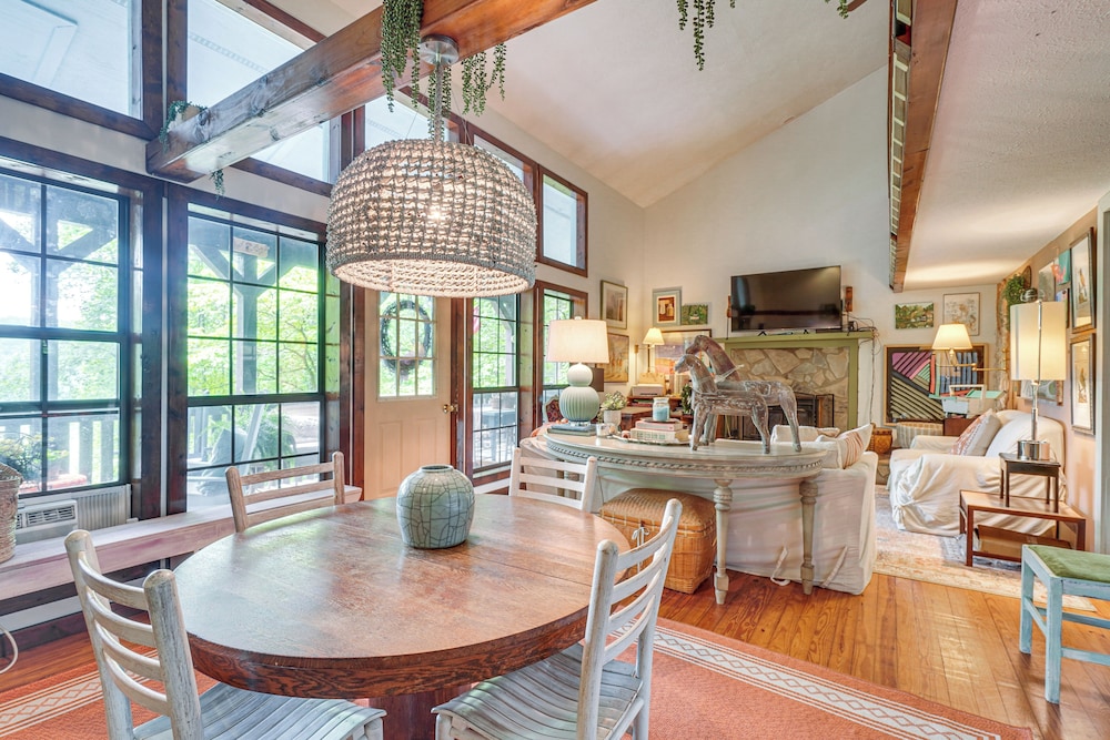 4 Mi to Lake Santeetlah: Cabin w/ Deck & Views