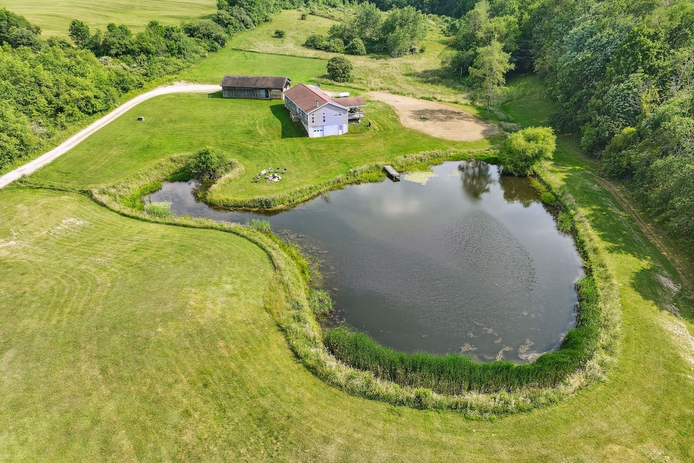'heaven on the Hill' Retreat w/ Deck + Gas Grill! view 2