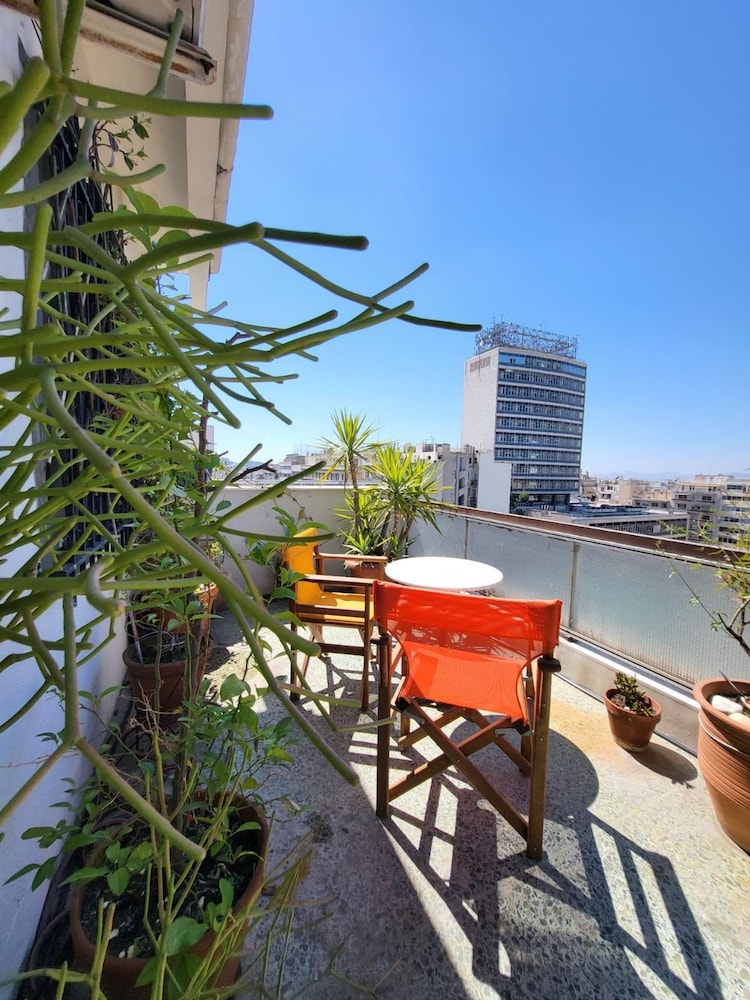 Chic 2BR Bright Penthouse With Open Wood Staircase