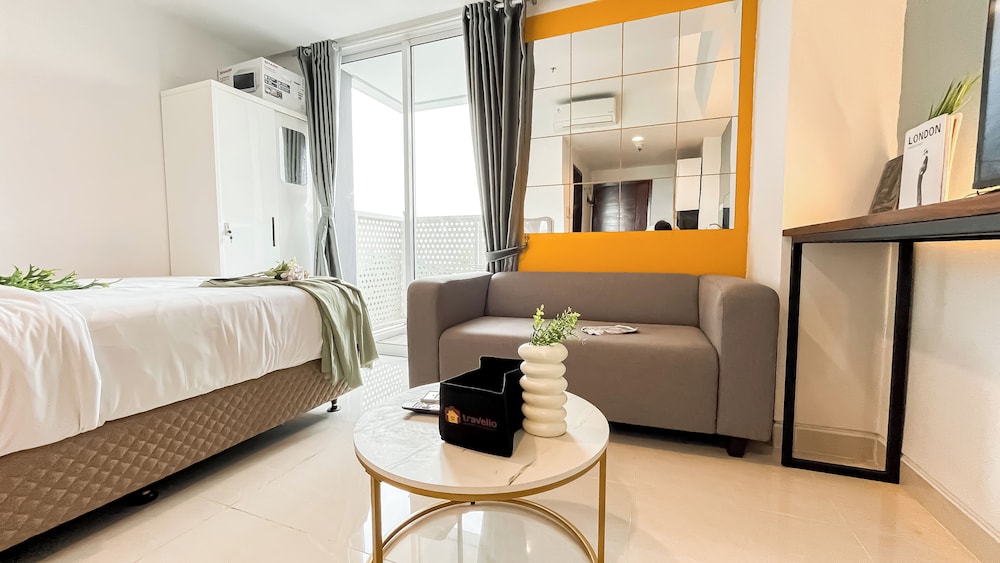 Modern And Tidy Studio Room At West Vista Apartment