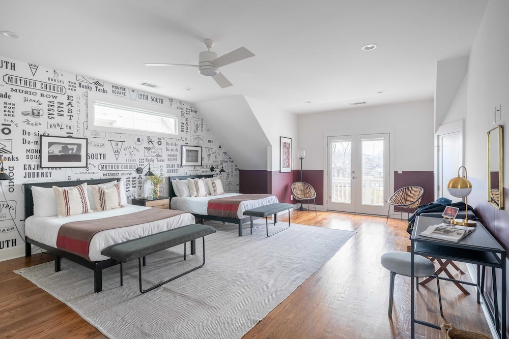 Sleeps 24 2 Homes, Minutes to Downtown+broadway Faith & Barbara by Avantstay