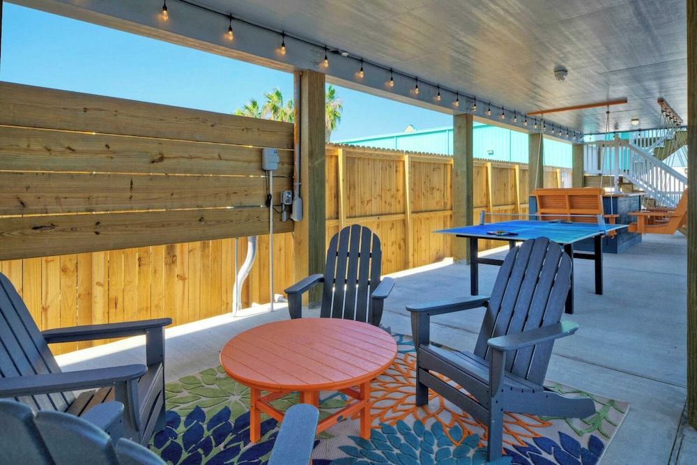 Sleeps 16 2 Homes, Priv Pool, Ping-pong 1block to Alister St. Shops & Dining