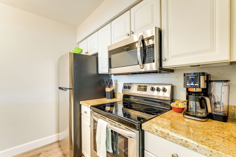 Walkable Old Town Scottsdale Condo: Pool & Hot Tub